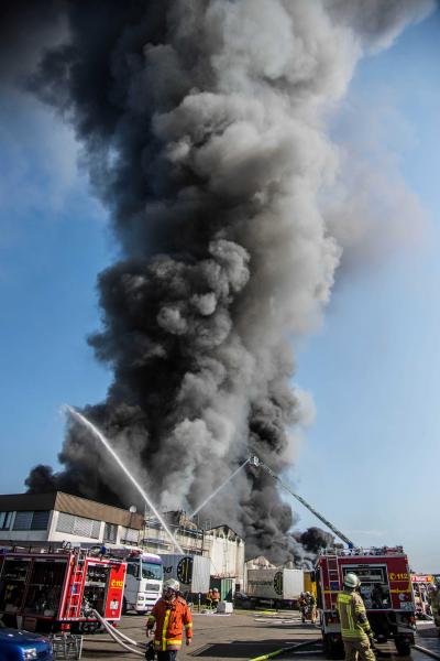 Remseck-Aldingen: Vollbrand einer Firma - Rauchsaeule in mehreren Landkreisen sichtbar